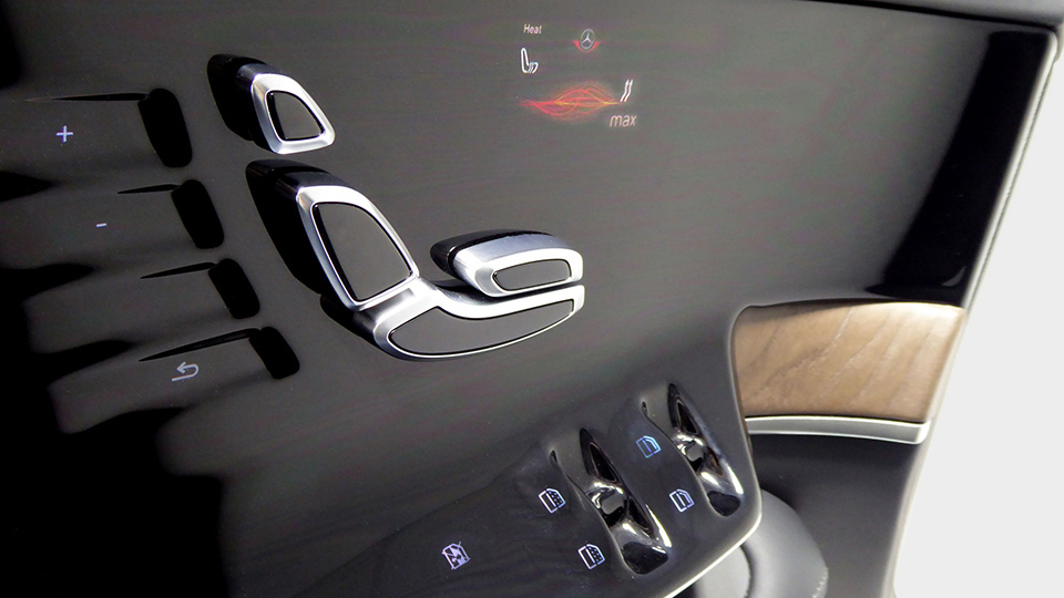 Hinterleuchtete Touch-Buttons und Display-Darstellung der Heizungssteuerung Beleuchtete Touch-Icons und aktivierte Displays