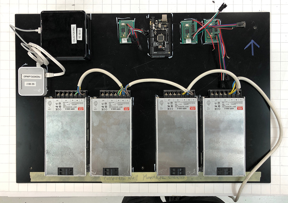 Schwarze Kunststoffplatte mit 4 Netzteilen, PC, AP, Arduino Mega und 3 Teensy 4.0