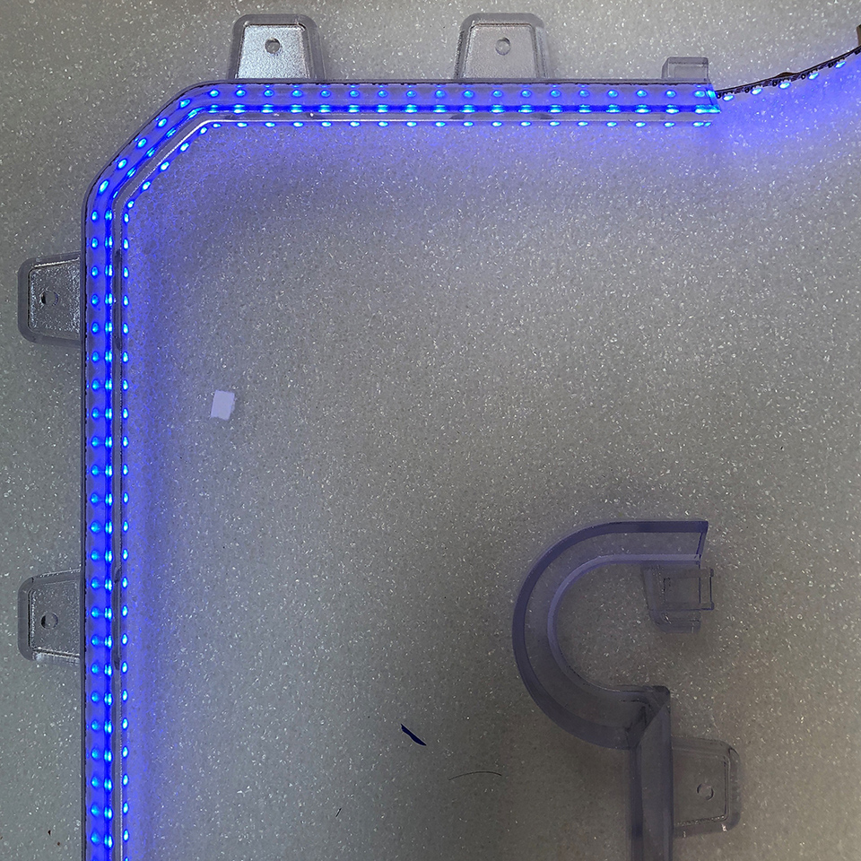 Plexiglas-Halterung mit eingelegtem LED-Streifen
