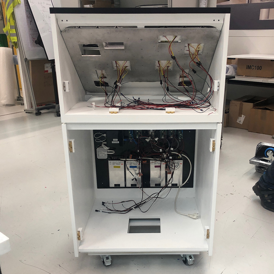 Offene Rückansicht des Kiosk mit Elektronik und Verkabelung