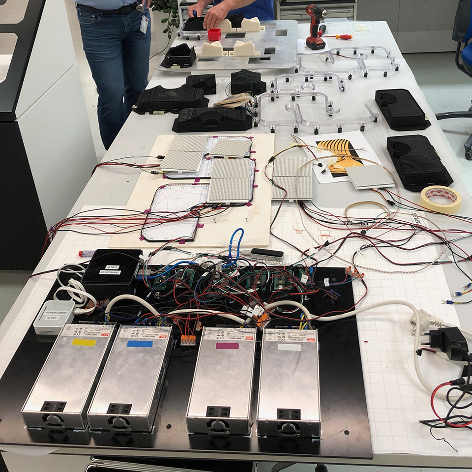 Elektronische Komponenten auf einem Tisch im Modellbau