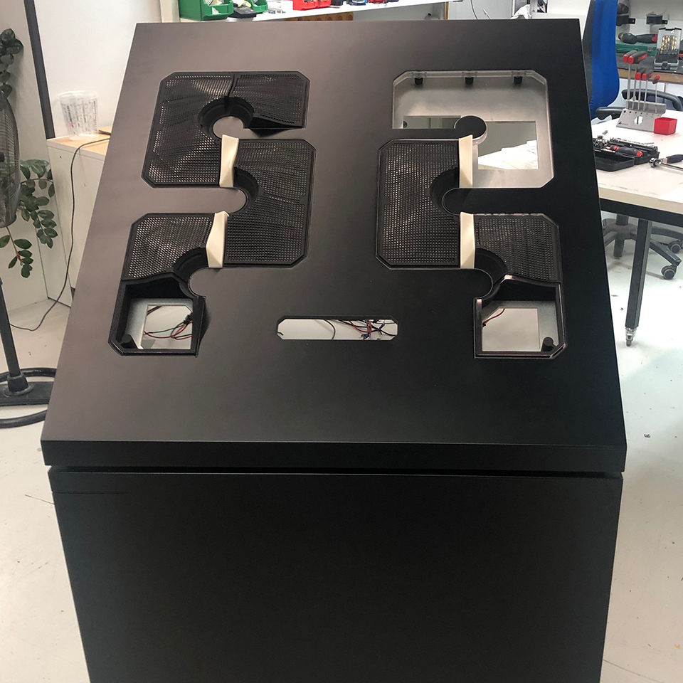 Front mit Ausschnitten für die Montage der LED-Matrixen