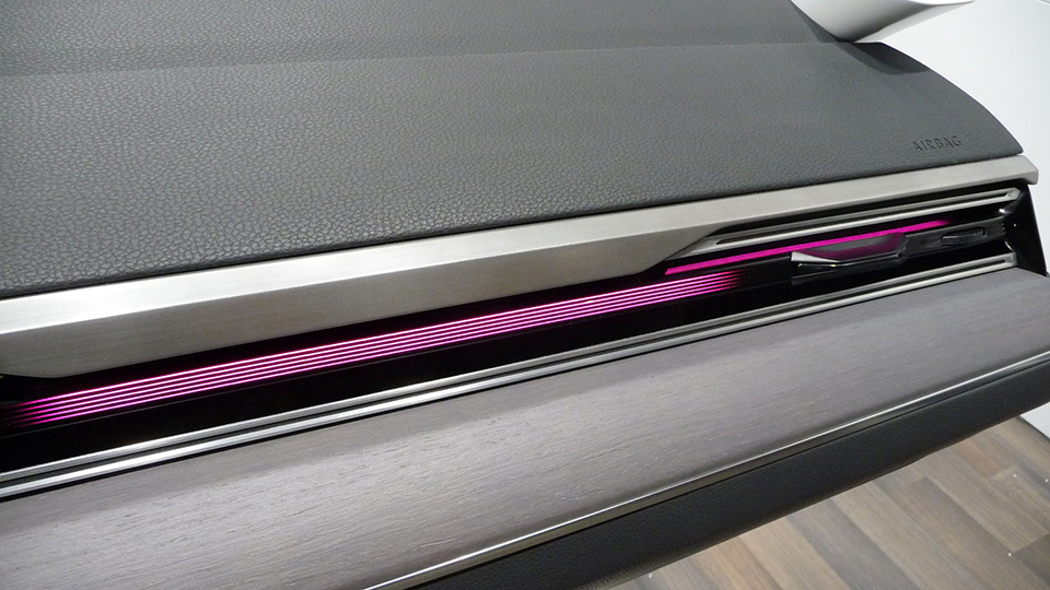 Frei einstellbare Lichtfarbe im ambienten Modus Violettes Licht als DecoLight und Ausströmer-Beleuchtung