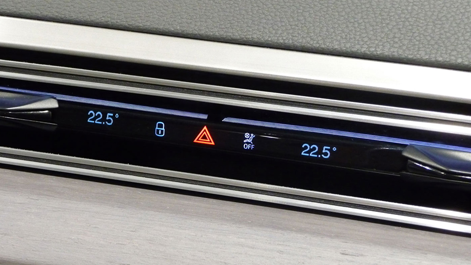 Temperaturanzeige und Icon-Beleuchtung zwischen den Ausströmern Mikro-OLEDs und beleuchtete Icons
