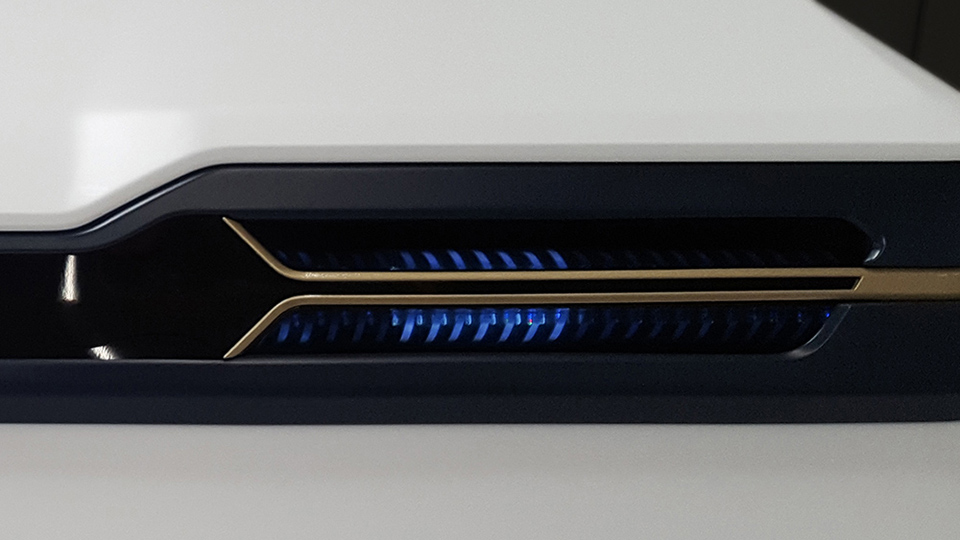 Ausstr&ouml;mer Detailbild mit blauen Lichteffekten